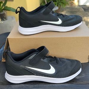 Nike boys Downshifter 9 Pre School Velcro Running Shoe Sz 3Y